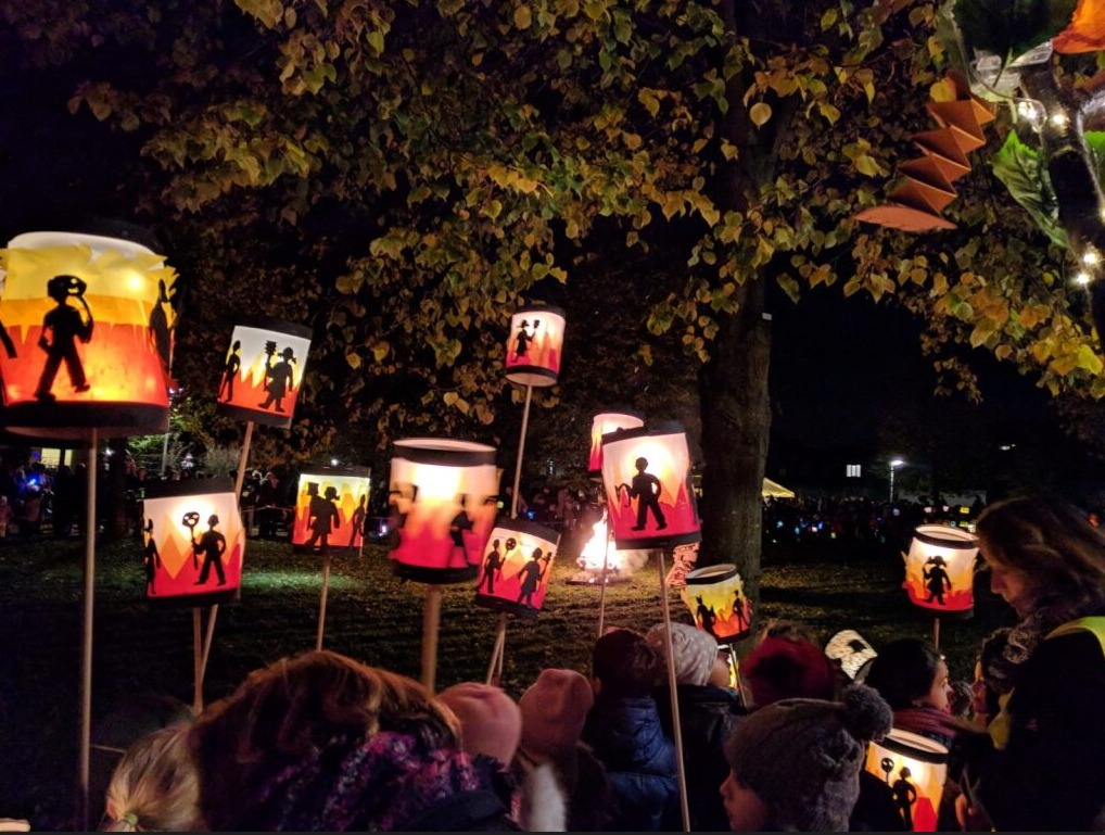 Kinder mit Martinslaternen